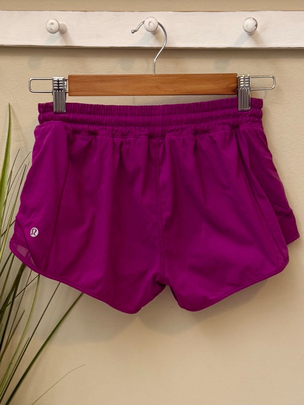 Lululemon Hotty Hot Shorts 2.5" Inseam Purple Pink Size 4 💎 EUC Yoga Running